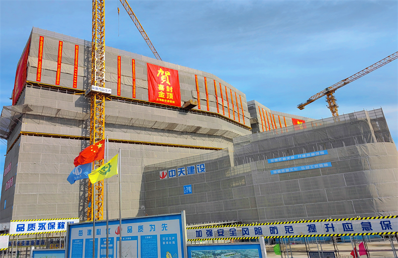 2024年10月30日，5001拉斯维加斯三建上海新华泰医院项目主体封顶。